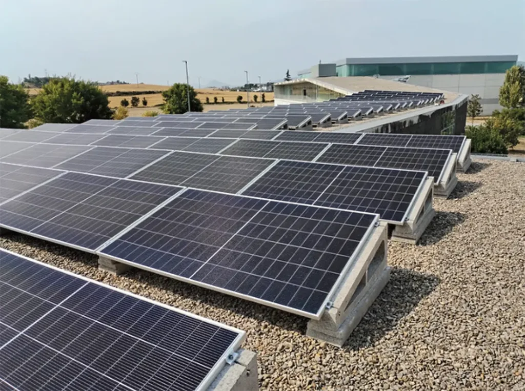 Instalación de PLACAS FOTOVOLTAICAS (50kW) para autoconsumo y con acumulador en GALARKIDE